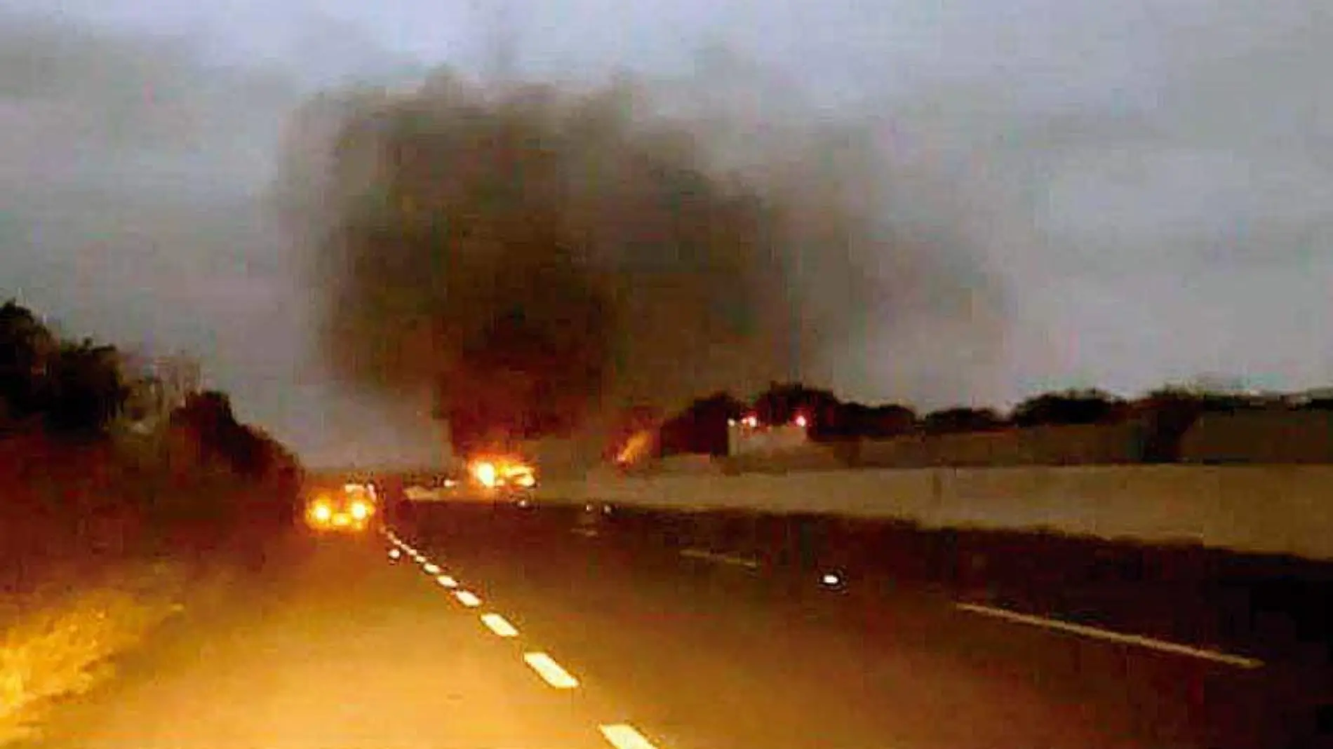 Vehículos incendiados en la carretera Jerez-Tepetongo